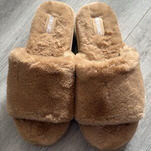 MUK  LUKS  Tan Slippers size  medium 7-8 new